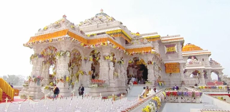 ‘वैदिक मंत्रोच्चारा’त अयोध्येतील मंदिरात ‘श्रीरामलल्ला’ विराजमान