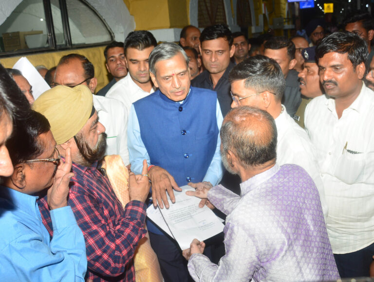 रेल्वे स्थानकाचे नाव बदलून  अहिल्यानगर करण्यात यावे.