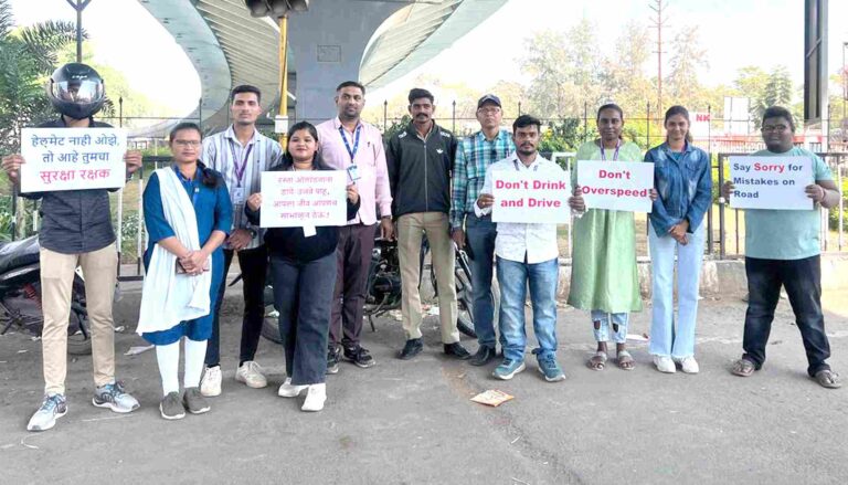अहमदनगर महाविद्यालयाच्या सोशल लबतर्फे नगर शहरात वाहतूक सुरक्षा जनजागृती मोहीम