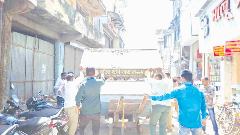 अहिल्यानगर शहरात गुरुवारीही मनपाची अतिक्रमण हटाव मोहीम  माणिक चौकात रस्त्यावर व्यवसाय थाटणार्‍यांना दोन हजारांचा दंड