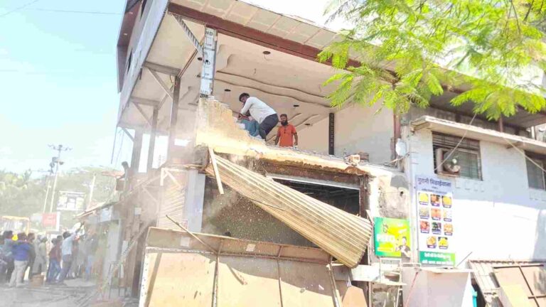 कोठला स्टॅण्ड परिसराच्या राज चेंबर येथील  ६ दुकाने जेसीबीच्या सहाय्याने जमीनदोस्त
