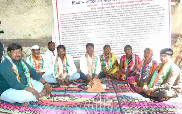 महिलेला मत्स्यमारीचा ठेका मिळण्यासाठी  जिल्हा परिषद कार्यालयासमोर उपोषण सुरु