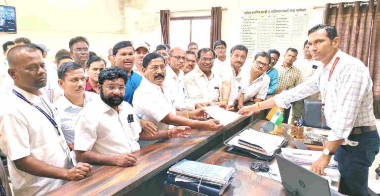 बारावी पेपरच्या वेळेत शिक्षकाला चाकूचा धाक, पेपर संपल्यानंतर गाडीबाहेर ओढून शिवीगाळ