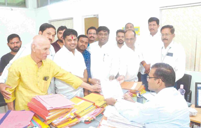 ओढ्यात मैलमिश्रित पाणी सोडल्याने  नागरिकांचे आरोग्य आले धोक्यात