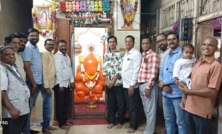 दादा चौधरी विद्यालयातील १९९३-९४ च्या दहावीच्या  मित्र मंडळींच्या हस्ते कुबेर गणपतीची महाआरती
