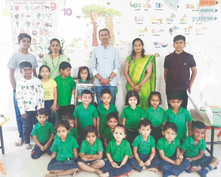 सारसनगरच्या ग्रीन स्पार्क प्री स्कूलमध्ये  इलेट्रॉनिक उपकरणांवर विज्ञान प्रदर्शन