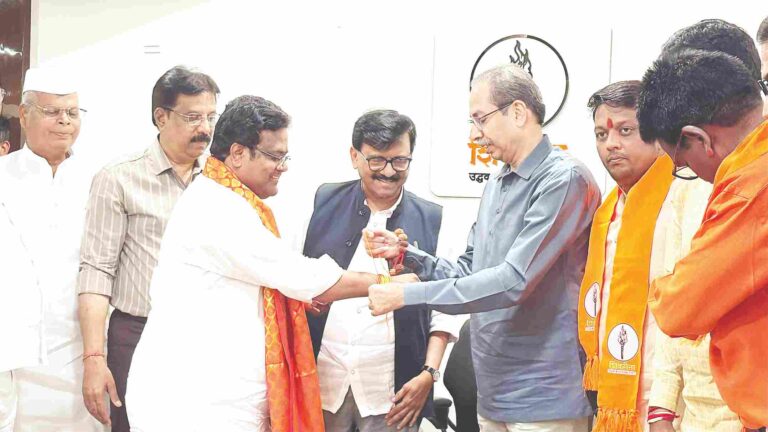 काँग्रेसचे किरण काळे यांनी मातोश्रीवर  उद्धव ठाकरेंच्या हातून बांधले शिवबंधन