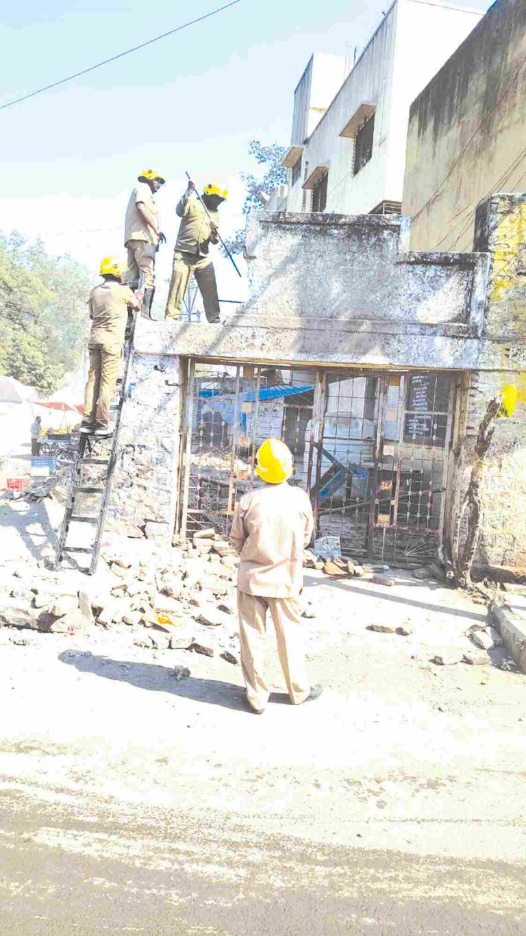 माळीवाडा परिसरातील शाळेची धोकादायक भिंत मनपाने हटवली,  धोकादायक व जुन्या इमारत मालकांनी स्ट्रचरल ऑडिट करावे