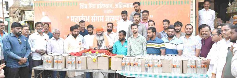 महाकुंभला जाऊ न शकलेल्यांसाठी पवित्र तीर्थ आणून सुमित वर्माचे आदर्शवत काम