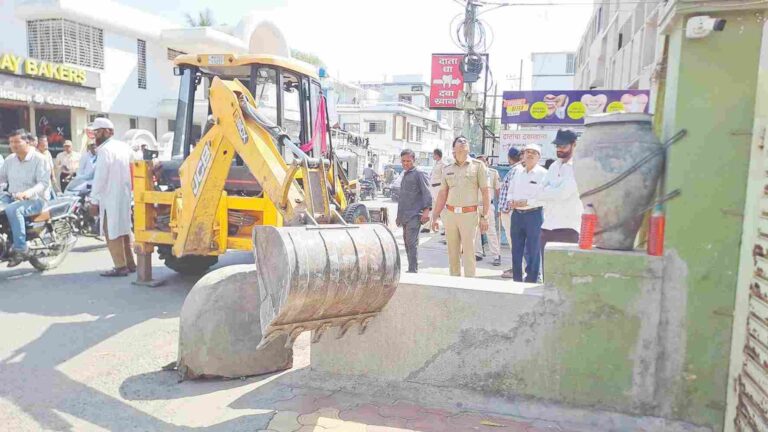 मुकुंदनगरमधील अतिक्रमणांवर महापालिकेची कारवाई