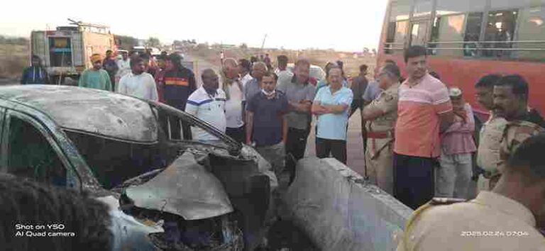 रस्ता दुभाजकाला धडकून कारने घेतला पेट,  पोलीस कर्मचार्‍यासह दोघांचा होरपळून मृत्य