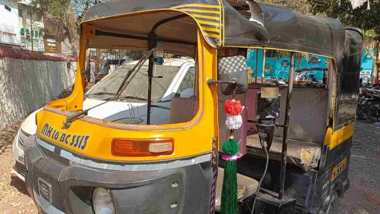 माळीवाडा बसस्थानकाबाहेर रिक्षा चालकांमध्ये हाणामारी  दगड फेकून रिक्षाच्या काचा फोडल्या,मारहाणीत एक जण जखमी