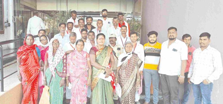 शासनाची जागा राहण्यासाठी मिळवून देण्याच्या मागणीसाठी  भूमिहीन बेघरांचा नगर जिल्हा परिषदेवर कार्यालयावर ‘मोर्चा’