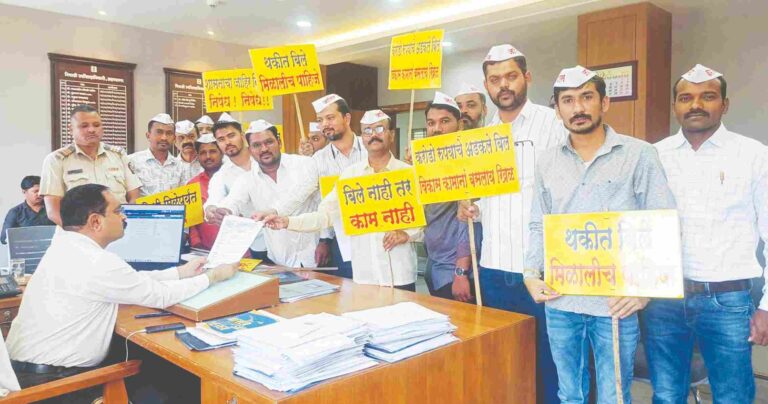 देयके लवकरात लवकर मिळण्याच्या मागणीसाठी  ठेकेदारांची जिल्हाधिकारी कार्यालयासमोर निदर्शने