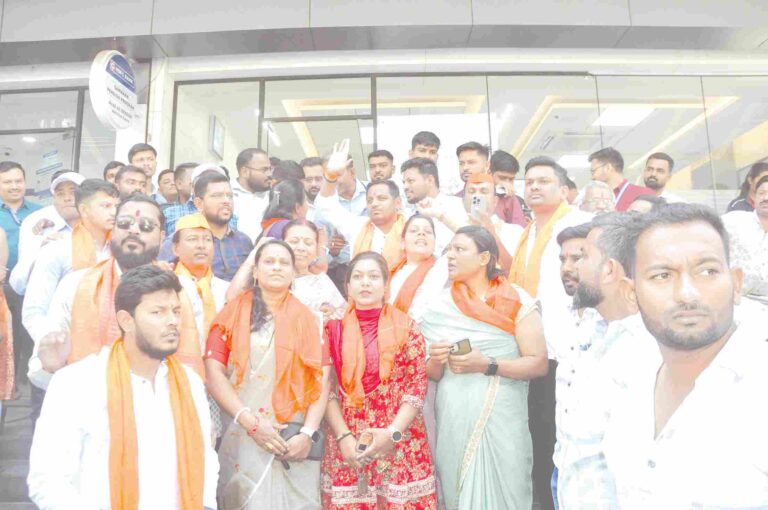 ‘अहमदनगर’ऐवजी ‘अहिल्यानगर’  नामकरणासाठी बँकेसमोर निदर्शन