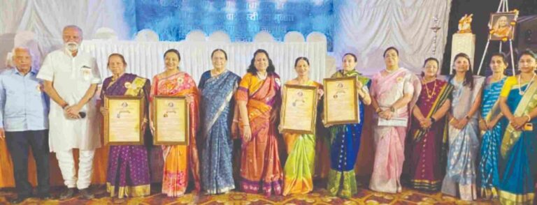 आईने मुलांना समाजात स्वतःचे स्थान निर्माण करण्यासाठी प्रेरणा द्यावी