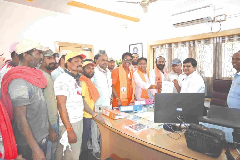 कामगारांच्या मागण्यांसाठी सहाय्यक आयुतांच्या दालनात ठिय्या आंदोलन