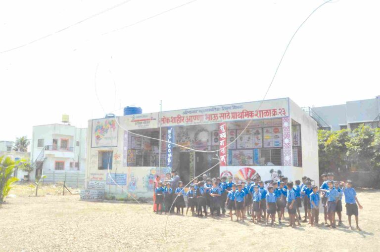 महापालिका शाळेच्या मैदानावरच तुटल्या  वीज वाहिनीच्या ‘हाय व्होल्टेज’ च्या तारा