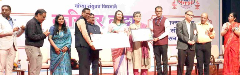 नगर शहरात सर्वप्रथम अहमदनगर महाविद्यालयाची  सेंटर ऑफ एसलन्सचा ‘अ’ दर्जाचे सेंटर म्हणून घोषणा