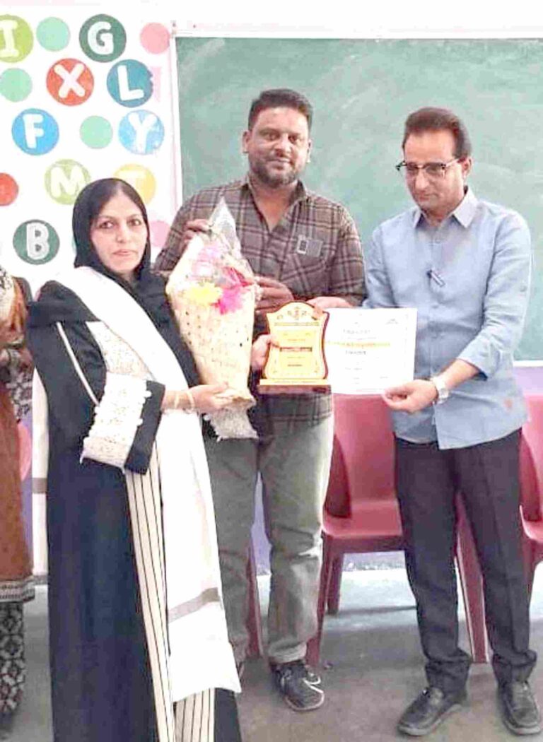 ‘उर्दू स्कूल’च्या परवीन खान यांचा  कर्तृत्ववान महिला पुरस्काराने गौरव
