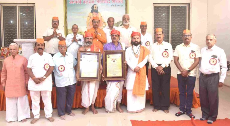 श्री समर्थ मंडळाचा आदर्श कुलोपाध्याय पुरस्कार  अनंतराव चानसीकर व उमेश जोशी यांना प्रदान