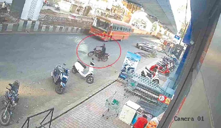 भरदिवसा बिनधास्तपणे युवकाने केली सक्कर चौकाजवळून मोटारसायकल चोरी