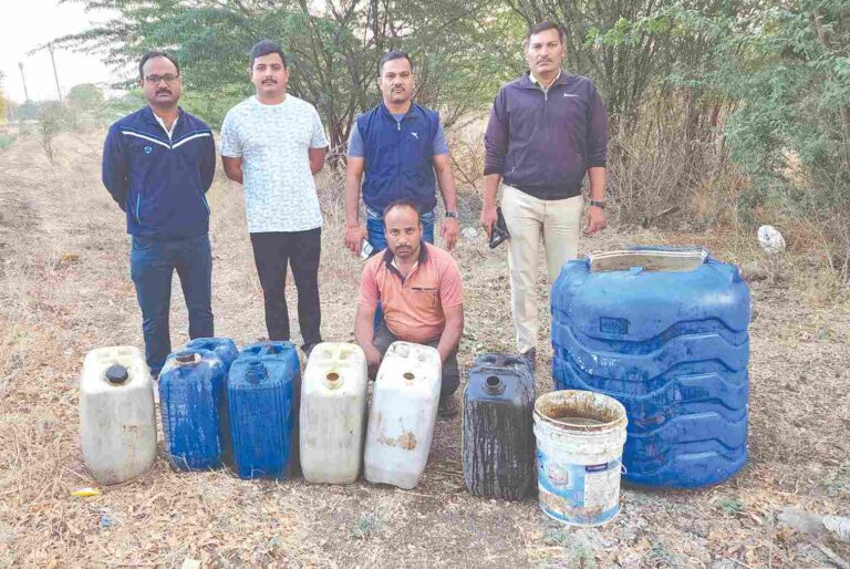 सलग दुसर्‍या दिवशीही  गावठी हातभट्ट्यांवर छापे