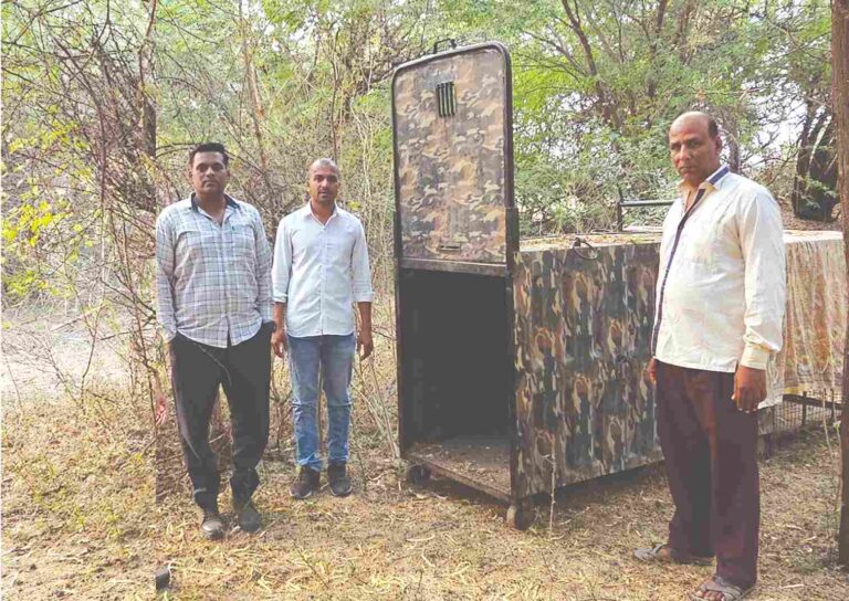 केडगावच्या बायपास जवळ बिबट्याला पकडण्यासाठी वन विभागाने लावला पिंजरा