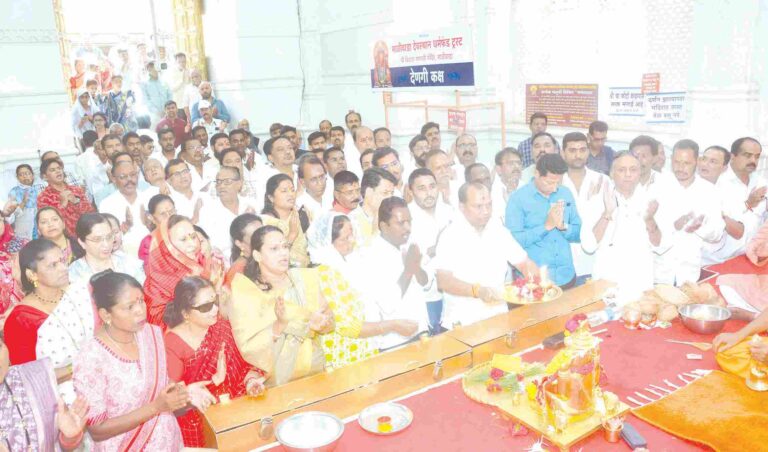 अरुण जगताप यांच्या प्रकृतीत सुधारणा होण्यासाठी  ग्रामदैवत श्री विशाल गणपती मंदिरात ‘महाआरती’