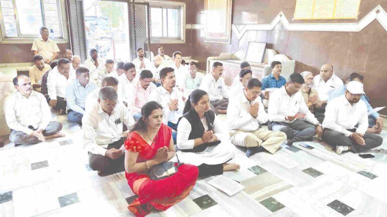 माजी आमदार अरुण जगताप यांची प्रकृती सुधारण्यासाठी विजय हनुमान मंदिर येथे महाआरती व हनुमान चालीसा पाठ