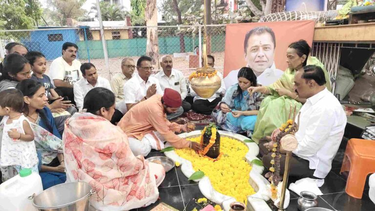 माजी आमदार अरुण जगताप यांच्या प्रकृतीत सुधारणा होण्यासाठी  भवानीनगर येथील नागेश्वर मंदिरात लघु रुद्राभिषेक व महाआरती