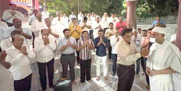 महावीर चषक परिवार व सकल जैन समाज बांधवांतर्फे  अरुणकाका जगताप यांच्यासाठी आनंदधाम येथे प्रार्थना