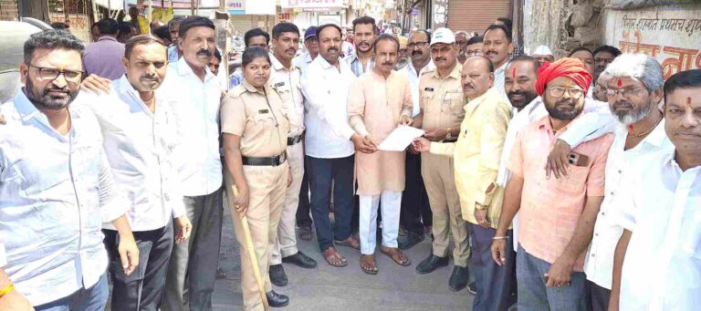 पाकिस्तानचा झेंडा पायदळी तुडवून व जाळून  पहेलगाम घटनेचा सर्वपक्षियांनी केला ‘निषेध