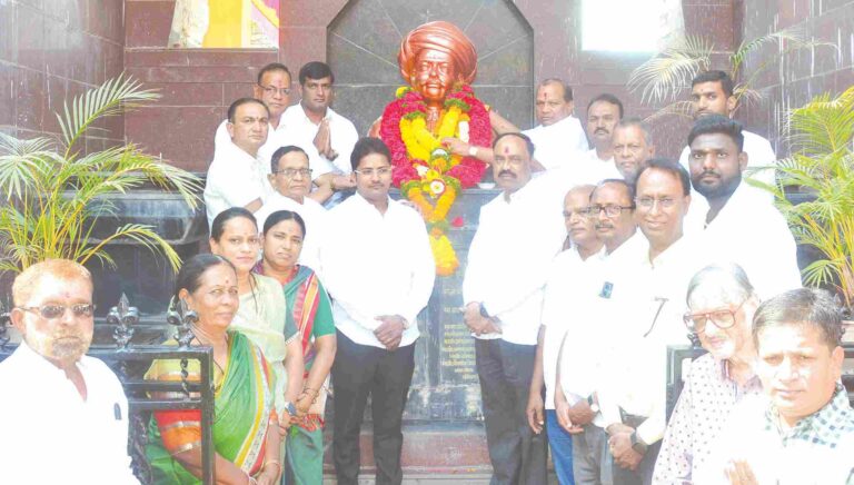 महापुरुषांच्या विचारांचा अंगीकार करुन पुढे जावे