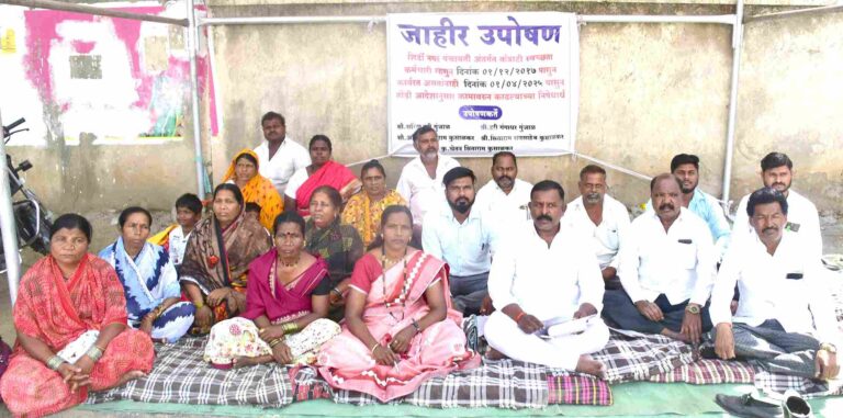 महिला सफाई व कर्मचार्‍यांना कामावरून काढल्याने  जिल्हाधिकारी कार्यालयासमोर आमरण उपोषण सुरु