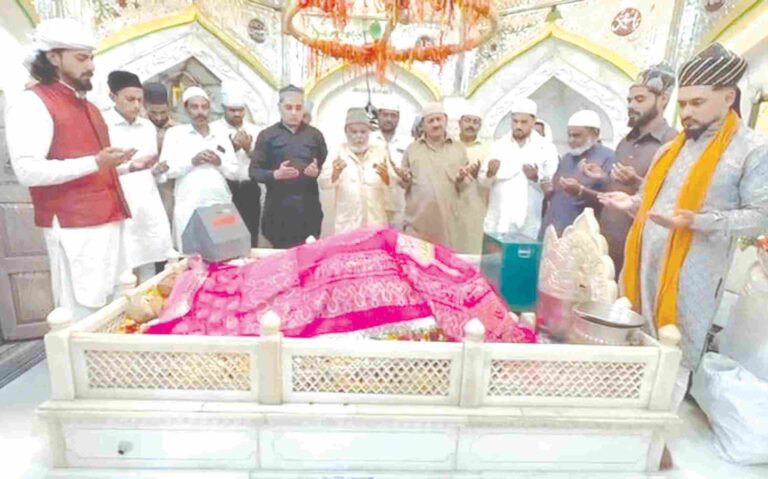 माजी आमदार अरुण जगताप यांच्या प्रकृतीसाठी  मिरावली बाबा दर्ग्यात मुस्लिमांकडून विशेष दुवा