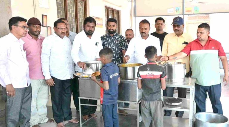 महात्मा फुले व डॉ. आंबेडकर जयंतीनिमित्त व अरुण जगताप यांच्या  प्रकृतीत सुधारणा होण्यासाठी बाल सुधारगृहात अन्नदान व प्रार्थना