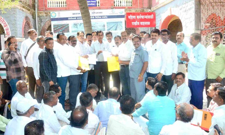 जुनी पेन्शनबाबत प्रस्ताव स्विकारण्यासाठी शिक्षक, शिक्षकेतरांचे धरण