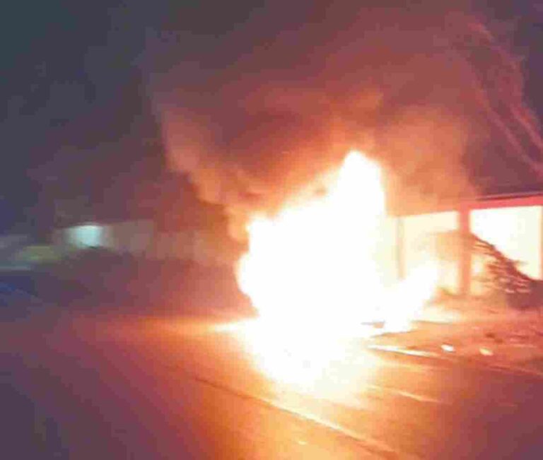 स्विफ्ट डिझायर कार अचानक पेट घेऊन जळून खाक