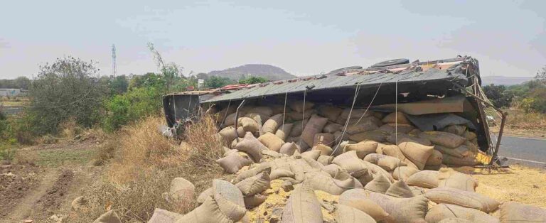 नगर पुणे महामार्गावरील घाटात मकाच्या गोण्यांचा ट्रक पलटी