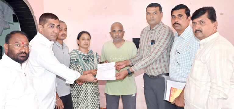 दुर्घटनाग्रस्त रासने कुटुंबियांना ४ लाख रुपयांच्या शासनाच्या मदतीचा धनादेश सुपूद