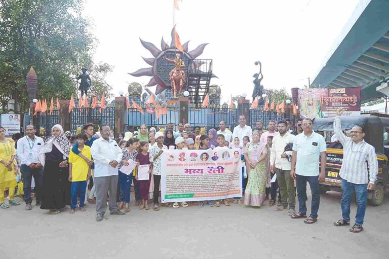सरकारी शाळा वाचविण्यासाठी शहरात रॅली