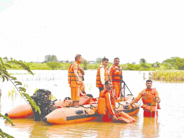 खा. निलेश लंकेंनी एनडीआरएफ टीम सोबत पुराच्या पाण्यात उतरत अडकलेल्या २५ ते ३० पूरग्रस्तांना काढले सुरक्षित बाहेर