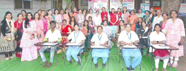 नर्सिंग प्रशिक्षणार्थी मुलींना स्टडी टेबल्सचे वाटप