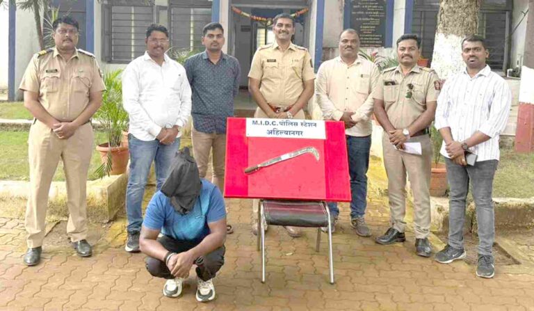 हातात कोयता घेवून दहशत करणार्‍याला पोलिसांनी पकडल